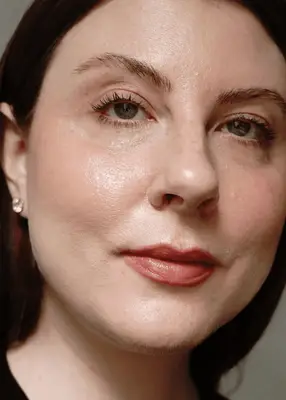 makeup artist ashley rebecca wearing clinique fuller fig