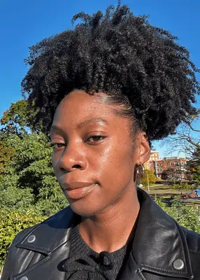 byrdie editor jasmine phillips wearing clinique fuller fig