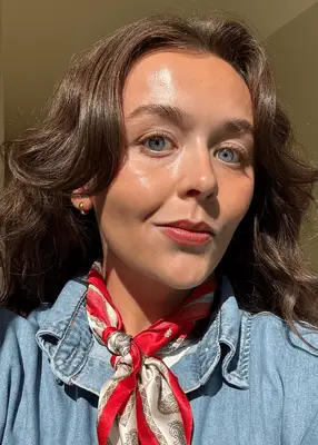 woman wearing fuller fig lipstick from clinique