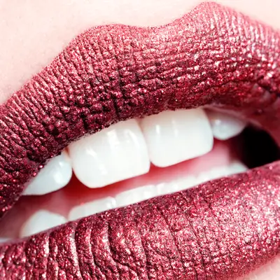 14 beste Glitzer -Lippenstifte, die nicht grobkörnig sind