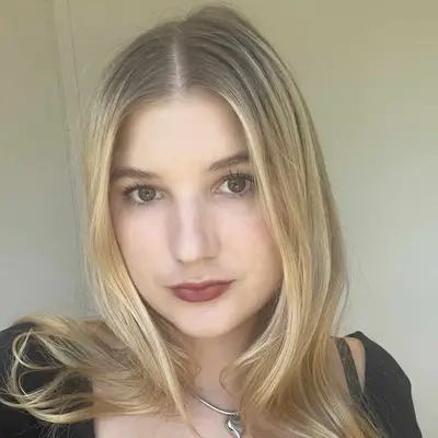 Holly Rhue wearing a blue-red lipstick