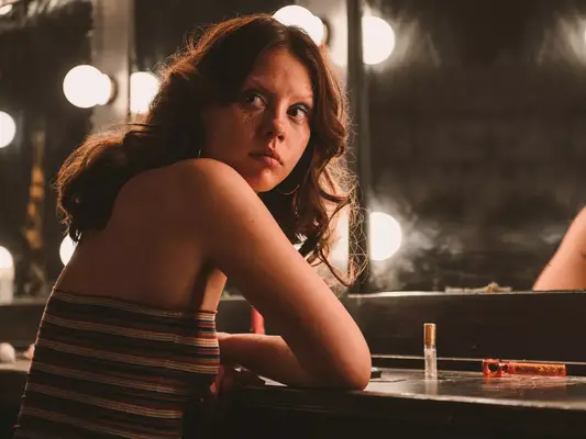 Mia Goth as Maxine in 