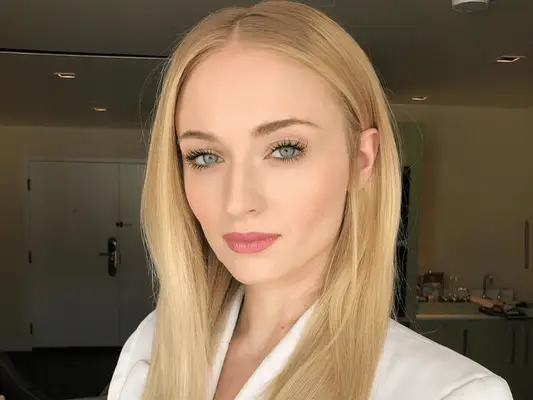 Sophie Turner with natural-looking glam and bold lashes