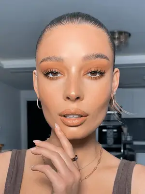 Florence Pugh with a sophisticated smoky eyeshadow look