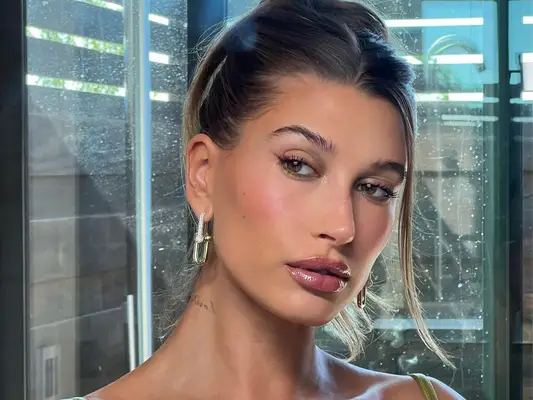 hailey bieber selfie