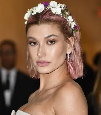 Red Carpet Smoky Eye on Hailey Bieber