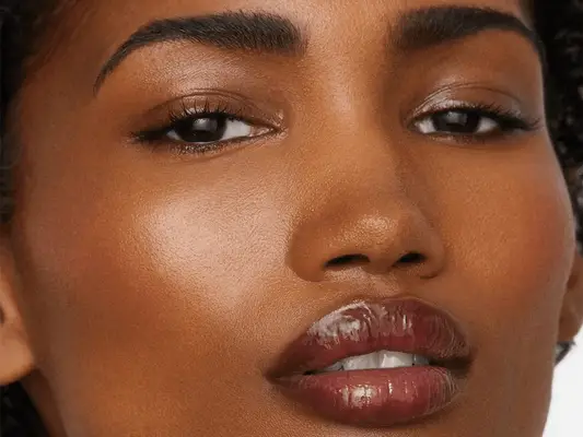 Model wearing the cherry cola lips trend