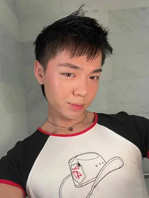 The author trying the candy cane blush trend