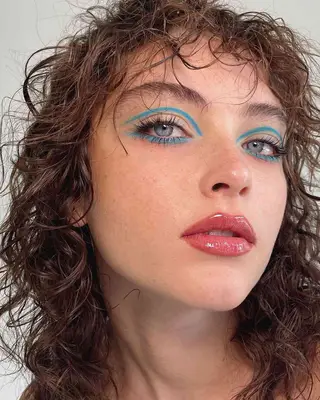 Blue circled eyeliner on model