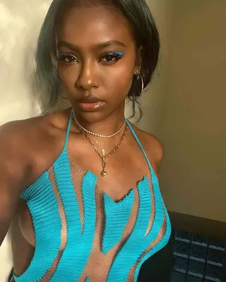 Raised blue cat eye on singer justine skye
