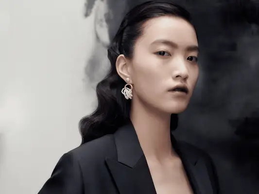 Modely vykopaly řasenku pro bez námahy make -up pohledu na diorovu dráhovou show v NYC