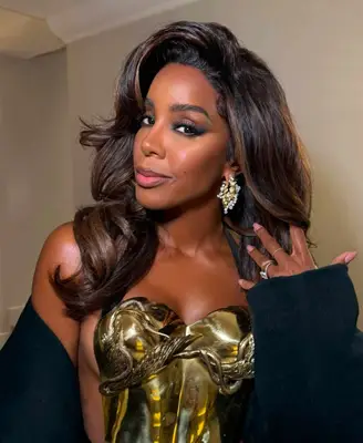 Kelly Rowland wears a smoky eye look and light rose colored lipstick