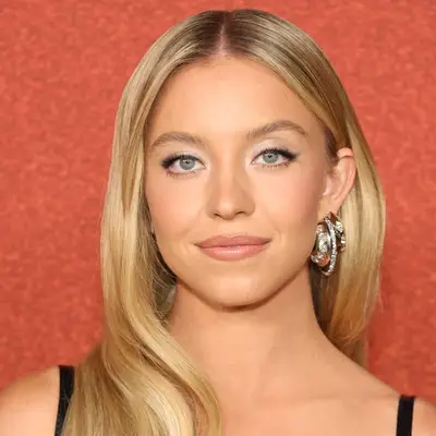 Close up of actor Sydney Sweeney with softly arched brows on the red carpet