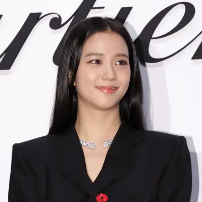 Close up of singer Jisoo with natural eyebrows