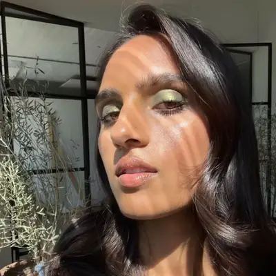 woman wearing Frosted green eyeshadow.