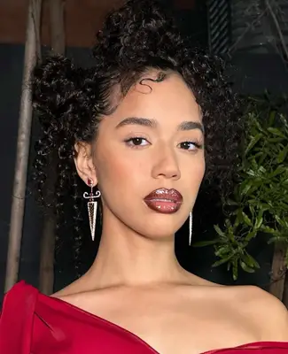 Jasmin Savoy wears minimal makeup with very glossy lips