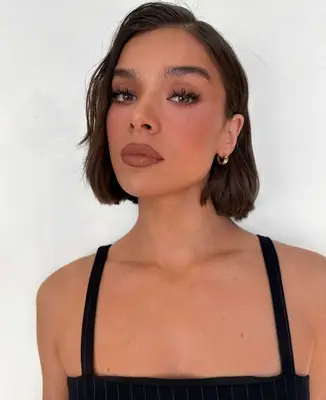Hailee Steinfeld wears mocha eyeshadow and lipstick with rose toned blush