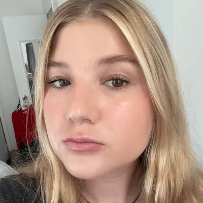 blonde woman wearing the Anastasia Beverly Hills Brow Freeze Gel