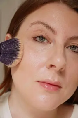 The author blending her contour