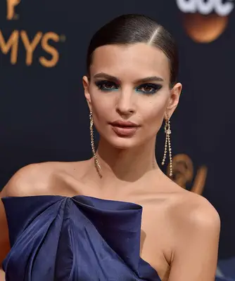  Emily Ratajkowski wears azure eye makeup
