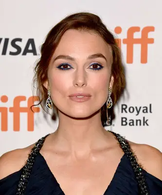 Keria Knightley wears navy eyeliner