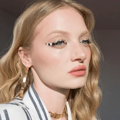 How to Use White Eyeliner Floating Crease Gigi Hadid