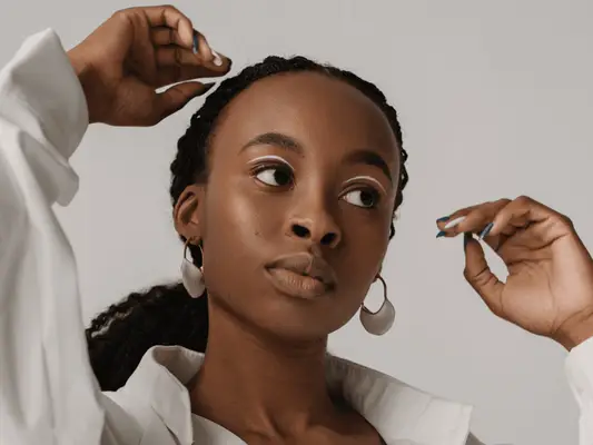 Model with white circular eyeliner drawn following the direction of the eyelid. 