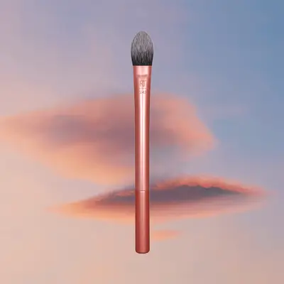 Les tiktokers disent que ce pinceau à 7 $ est la clé d'un correcteur sans faille sous les yeux