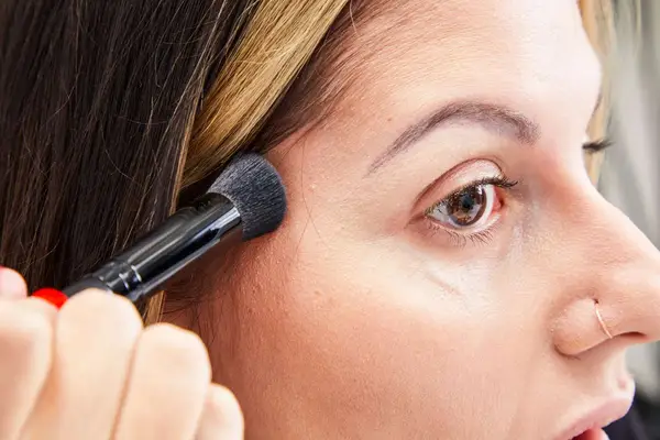 A person applies the Smashbox The Cali Contour Face Palette