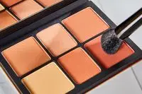 A person applies the Smashbox The Cali Contour Face Palette