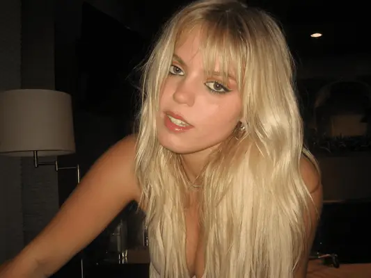 Renee Rapp wearing black eyeliner on her waterline