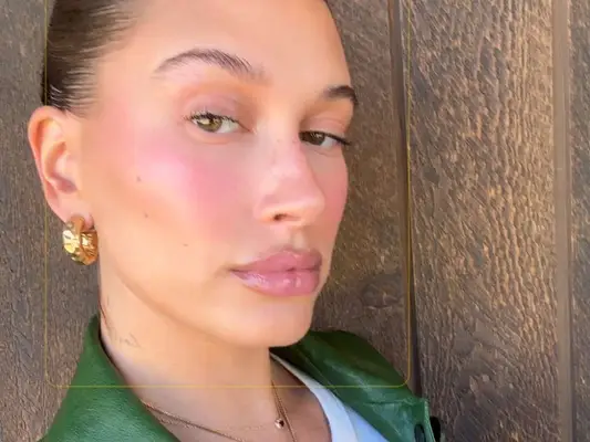 Hailey Bieber sta riportando il solo brivido del Rhode Blush