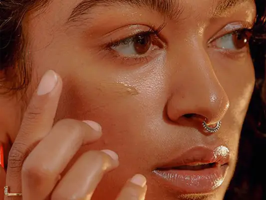 woman applying foundation