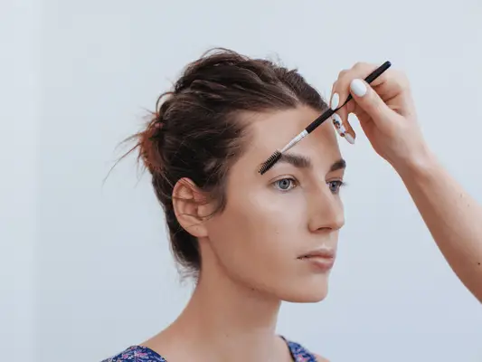 9 måter å vokse igjen overplukkede øyenbryn på, ifølge eksperter på