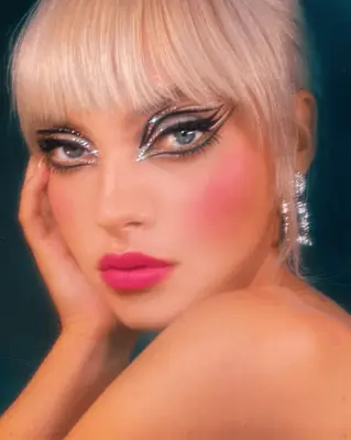 Disco Makeup 101: 20 modi moderni per indossare la tendenza senza tempo