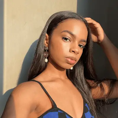 woman with warm skin undertone and brown hair