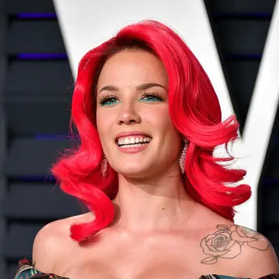 Singer Halsey wearing blue eyeshadow on the bottom lashline