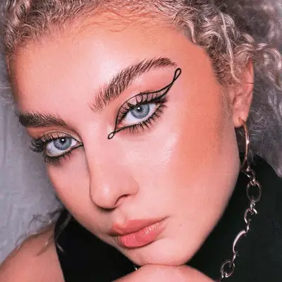 Smoky Smudged eyeliner on Emily Ratajkowski