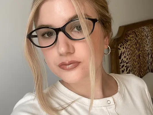 MYM Beauty Editor wearing Make Up For Ever lip gloss