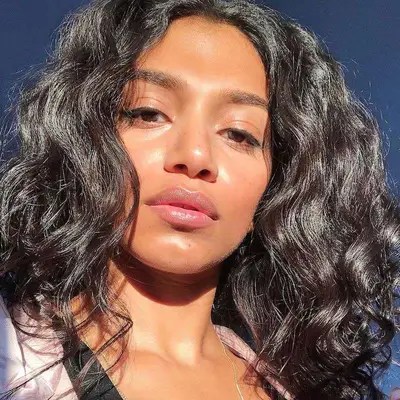 Model in a peachy, glowing summer makeup look