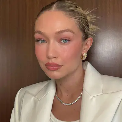 gigi hadid wearing soft lipstick and blush