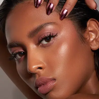 Model in a subtle mauve-toned summer makeup look