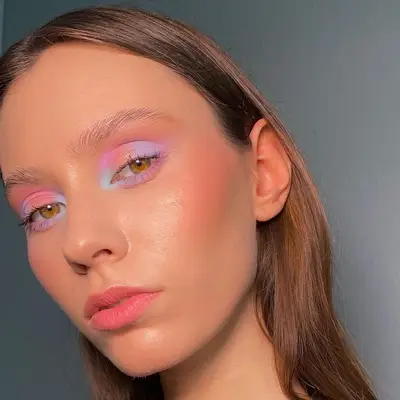 Model wears summer makeup look with pastel eyeshadow
