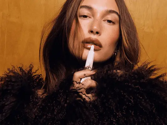 Rhodes skinnende nye leppefarget er inspirert av Hailey Biebers 'favoritt' ting å bake