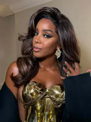 kelly rowland in gold top and gold earrings