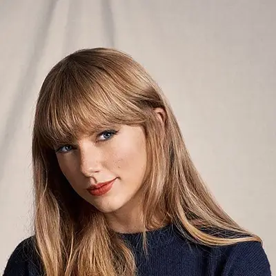 Taylor Swift wears faint smokey eye and peachy lip