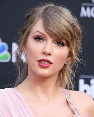 Taylor Swift wears sparkling rose gold eyeshadow and pink lipstick