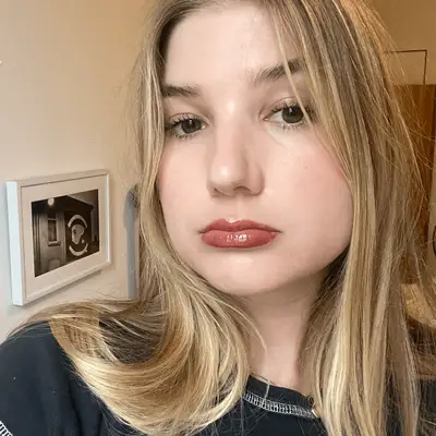 Bella wearing Tarte Maracuja Juicy Lip Tattoo