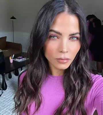 Jenna Dewan posing and wearing light lilac eyeshadow