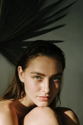 12 formas sencillas de eliminar la caspa de las cejas, según los dermatólogos